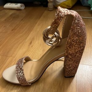 Bought it and try it and it didn’t fit me. It was too big. Never wear it out.